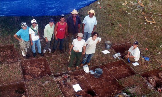 Excavación en el barracón de esclavos. Detrás, de izquierda a derecha, Dania, Anicia, Isbel y su novia, Francisco, Teresa Singleton. Delante, Svetlana y Mahé. Sentada, Lisette.