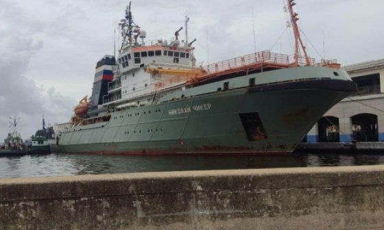 Remolcador de salvamento Nikolai Chiker en la Bahía de La Habana.