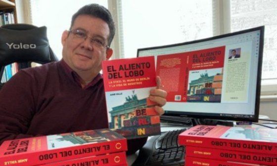 Amir Valle y su libro "El aliento del lobo".