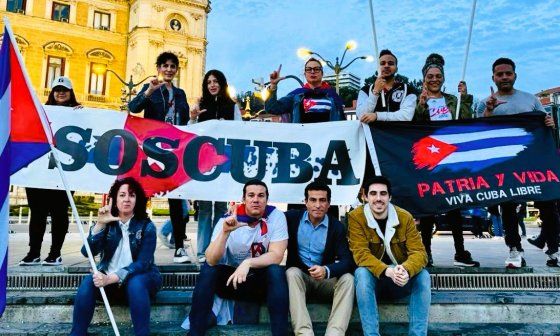 Manifestación de la Asociación Cubano Vasca Demokrazia Kubarentzat en apoyo al 17M, en Bilbao, País Vasco.