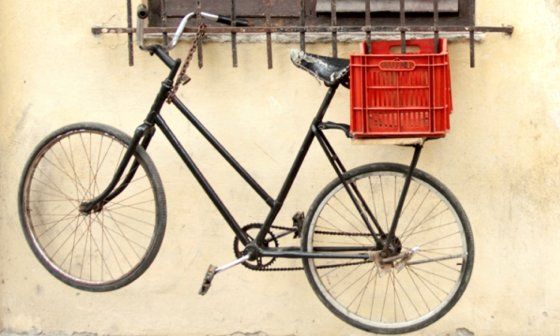 Bicleta colgada en una ventana