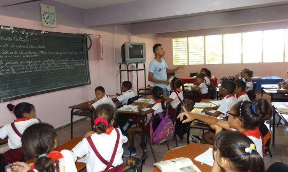 Maestro en una escuela cubana.