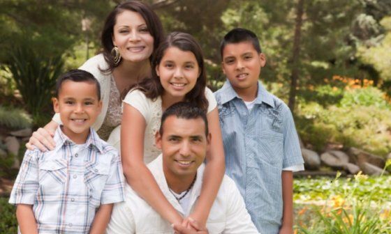 Familia feliz reunificada