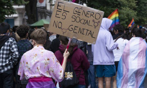 Persona portando un cartel en favor de las personas trans.