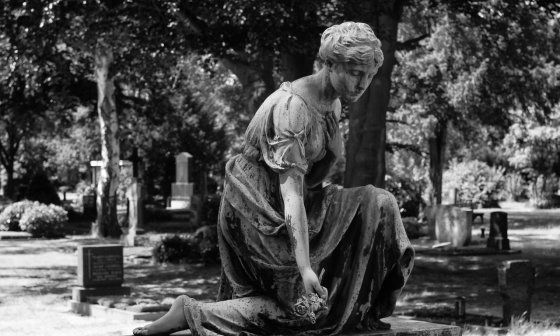 Escultura funeraria con forma de mujer.