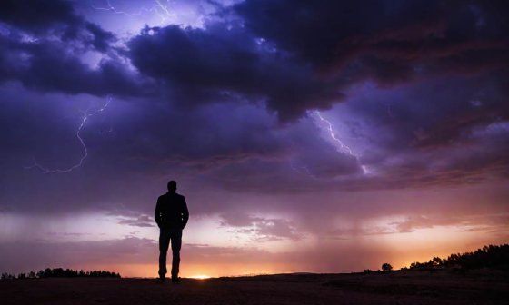 Hombre frente a la tempestad.