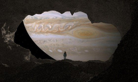 Un hombre al fondo de una cueva.