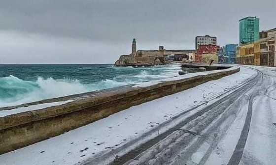 Imagen FALSA sobre una nevada en el Malecón habanero.