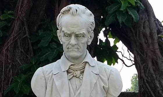 Busto de don José Cipriano de la Luz y Caballero en el campus de la Universidad de La Habana.