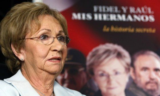 Juanita Castro y la portada de su libro de memorias