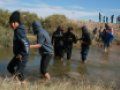 Migrantes cubanos cruzando el río Bravo.