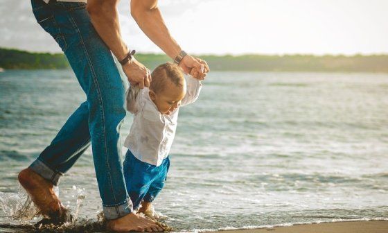 Padre con su hijo en la playa.