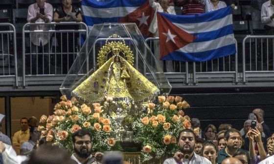 Efigie de la Virgen de la Caridad del Cobre en una procesión.