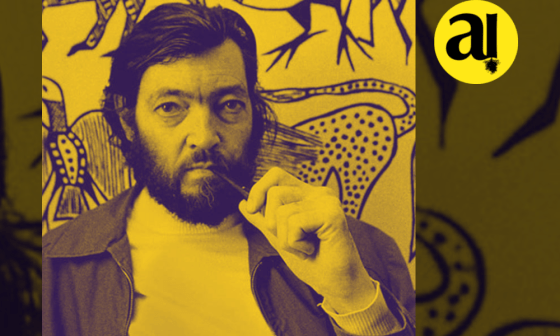 Julio Cortázar sosteniendo su pipa.